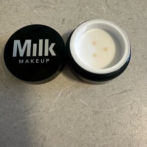 Mini size, brand new. Transparent setting powder.